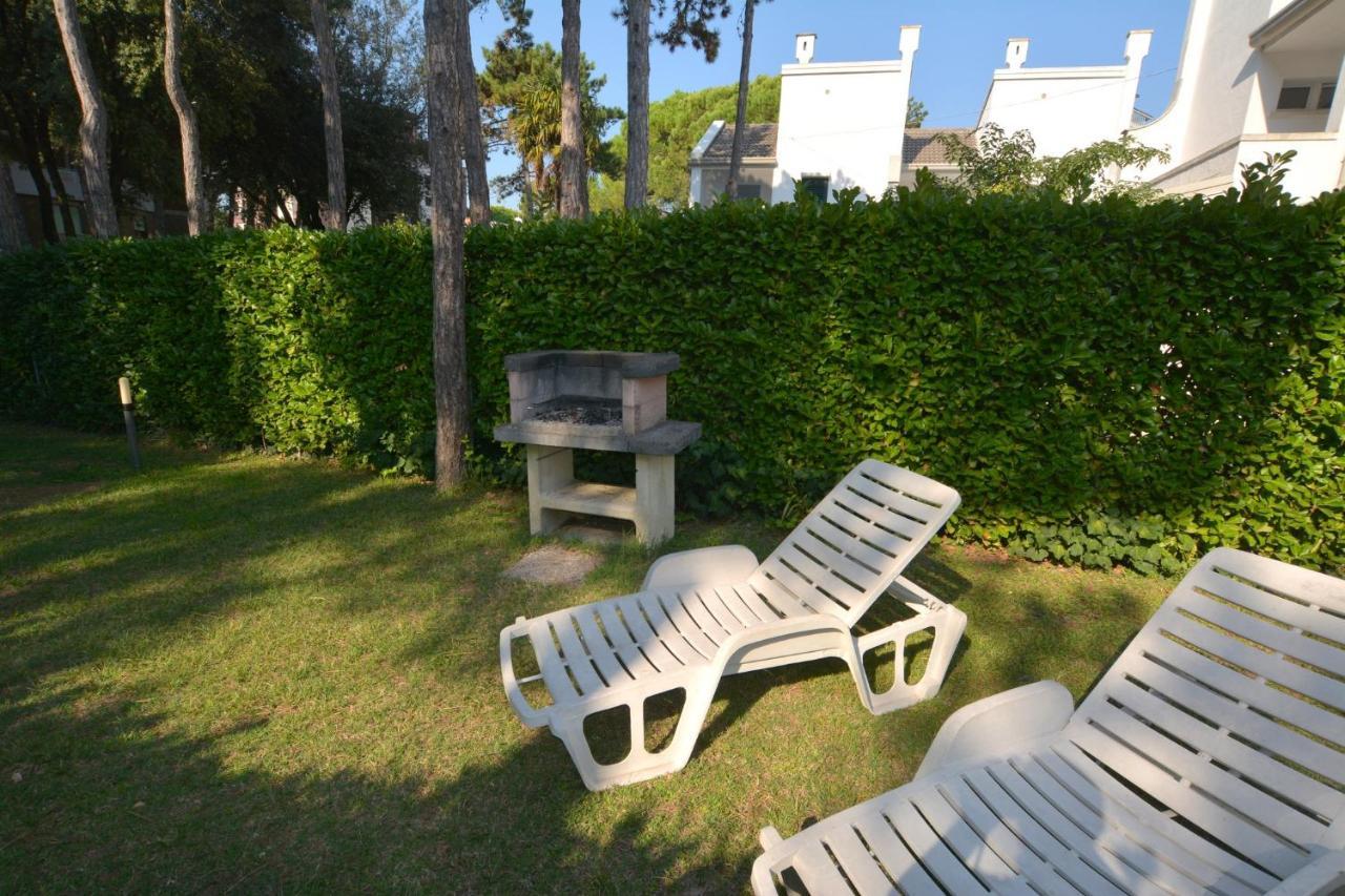 Villa A Lignano Pineta ลินญาโน ซับเบียโดโร ภายนอก รูปภาพ