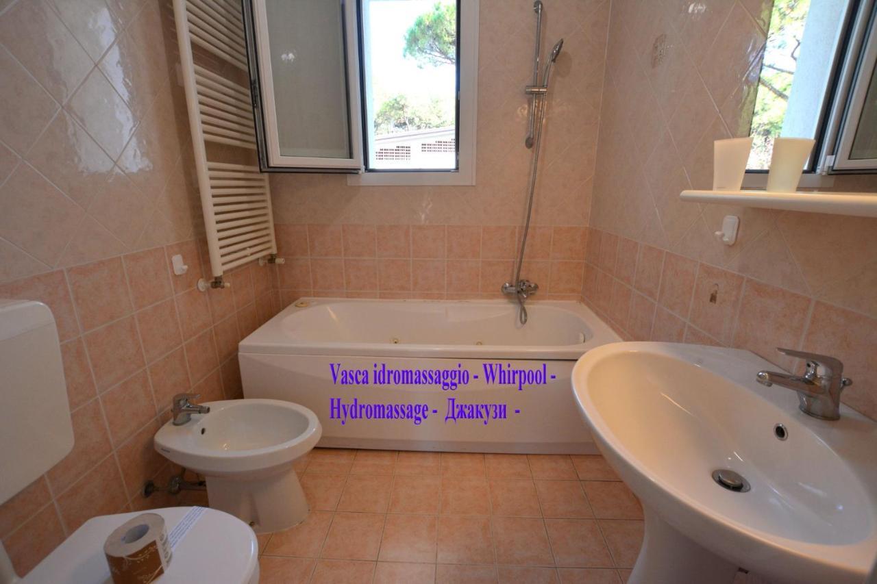 Villa A Lignano Pineta ลินญาโน ซับเบียโดโร ภายนอก รูปภาพ