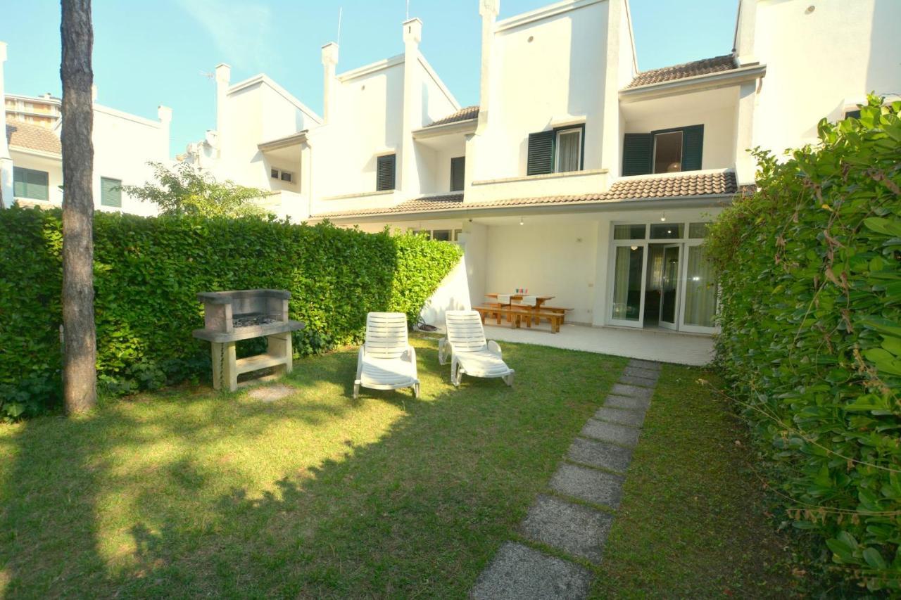 Villa A Lignano Pineta ลินญาโน ซับเบียโดโร ภายนอก รูปภาพ